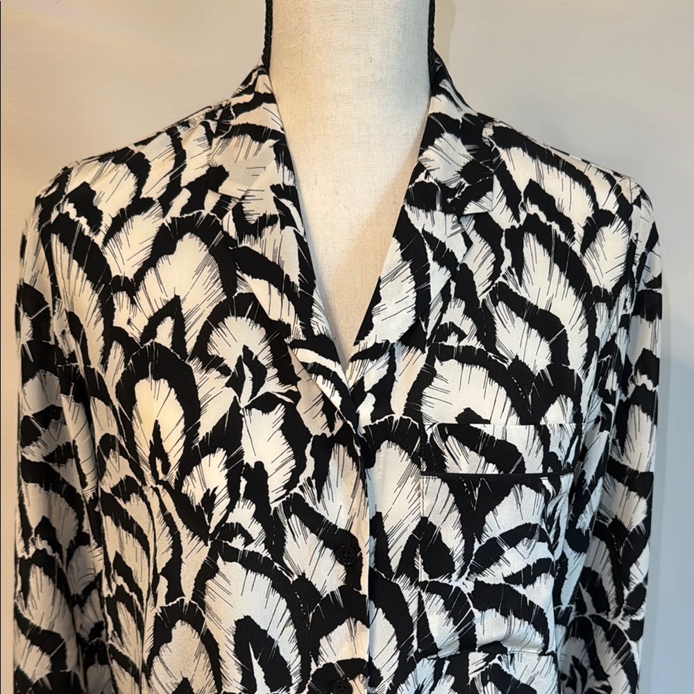 Chic Monochrome Leaf Pattern Blazer - image 3